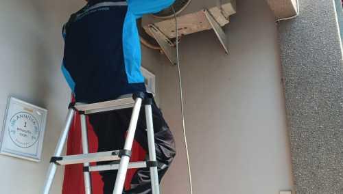 Proses pemeliharaan dan pembersihan AC di Malang oleh Ranggawuni Teknik.