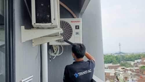 Proses cuci AC di Malang menggunakan alat canggih oleh Ranggawuni Teknik.