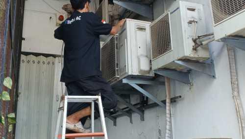 AC dibersihkan oleh teknisi berpengalaman dari Ranggawuni Teknik.